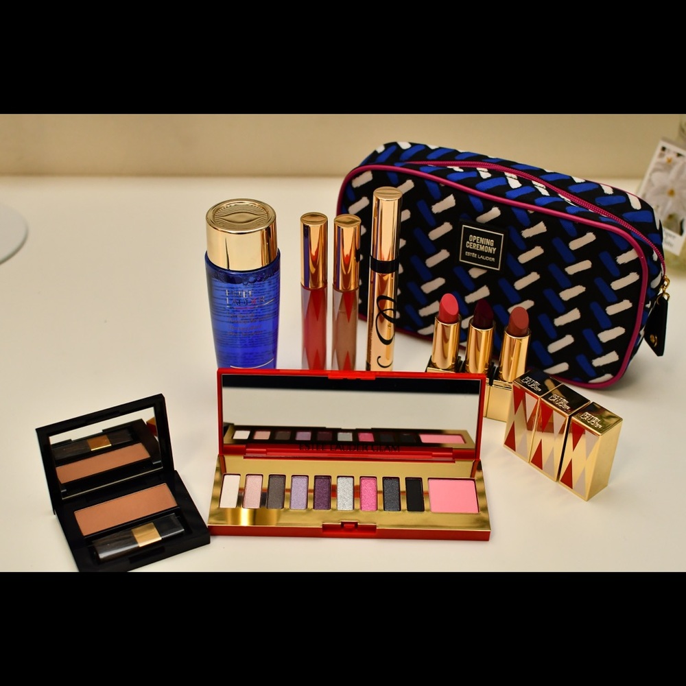 9 item Estée Lauder makeup gifts plus bag.